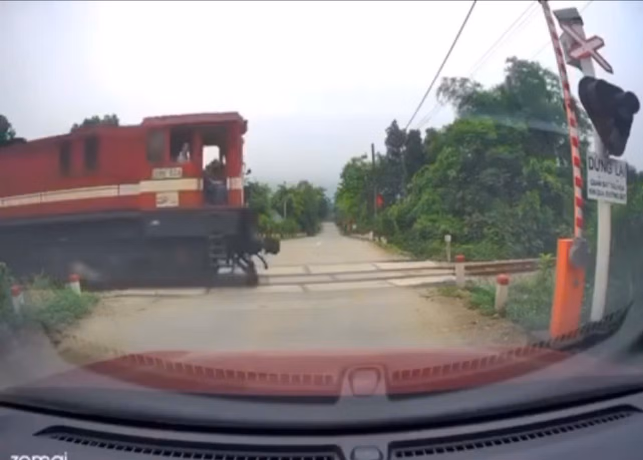 Hình ảnh barie gác chắn tự động mở lên khi tàu hoả chưa đi qua.