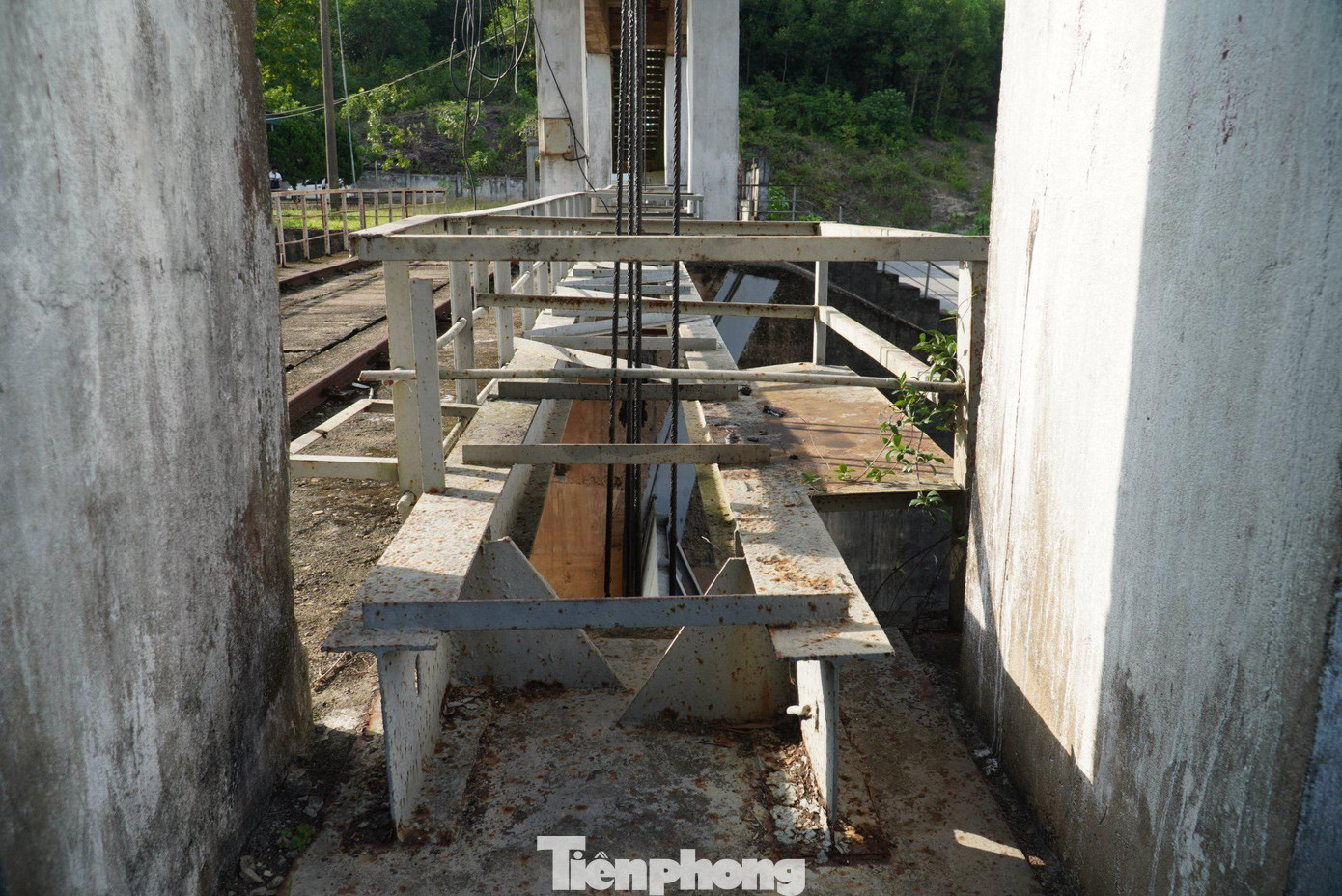 Tại gian thủy nông thuộc hạ lưu cống Kẻ Gỗ, có 3 van côn và 3 van đĩa với chức năng dùng để đóng mở nước. Nhưng hiện nay đã hư hỏng, một số van thậm chí không còn sử dụng được.