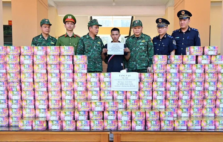 Đối tượng Hưng cùng tang vật.