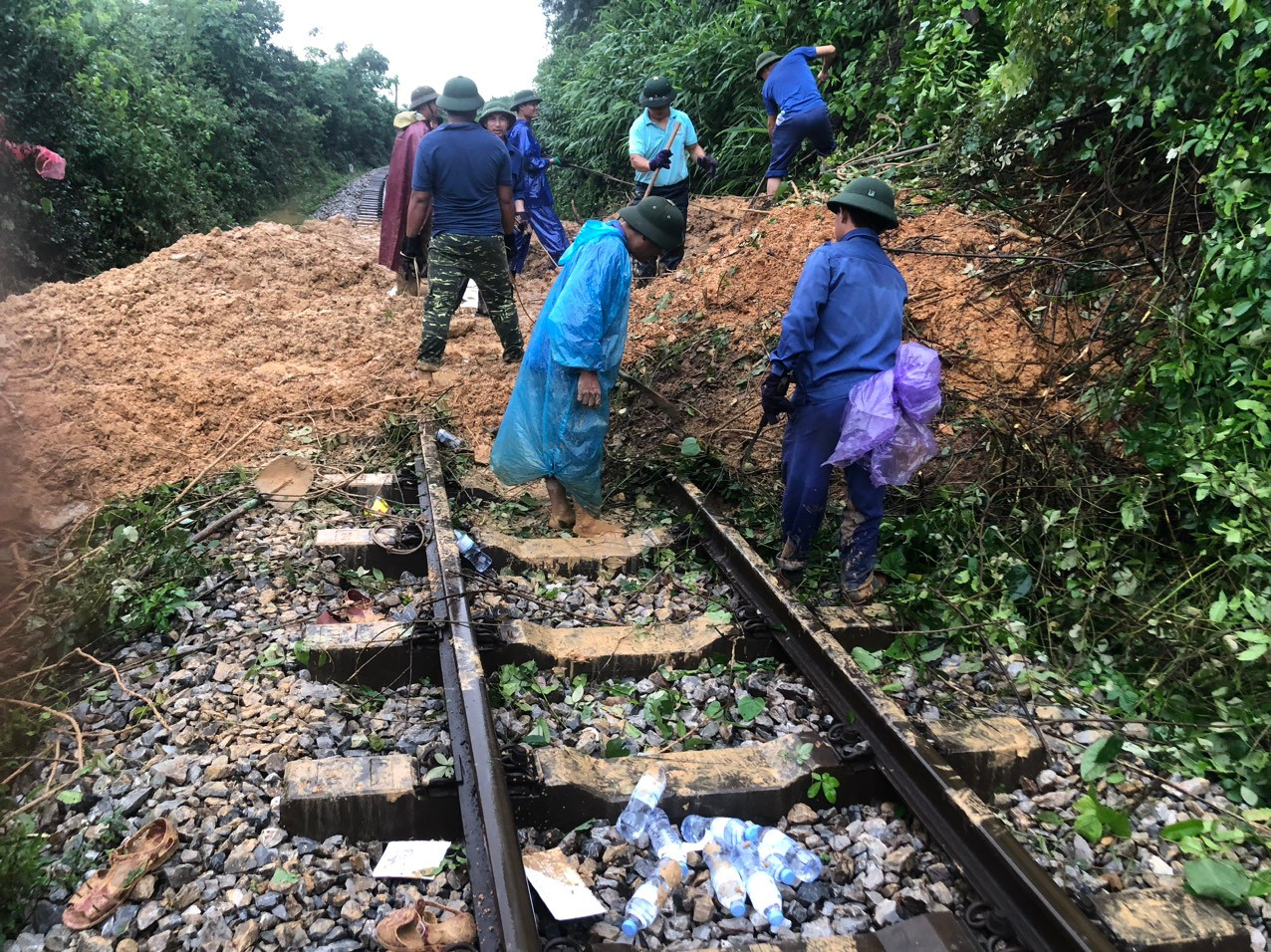 Ngành đường sắt đang phối hợp với lực lượng chức năng khắc phục sự cố. Ngành đường sắt đang phối hợp với lực lượng chức năng khắc phục sự cố.