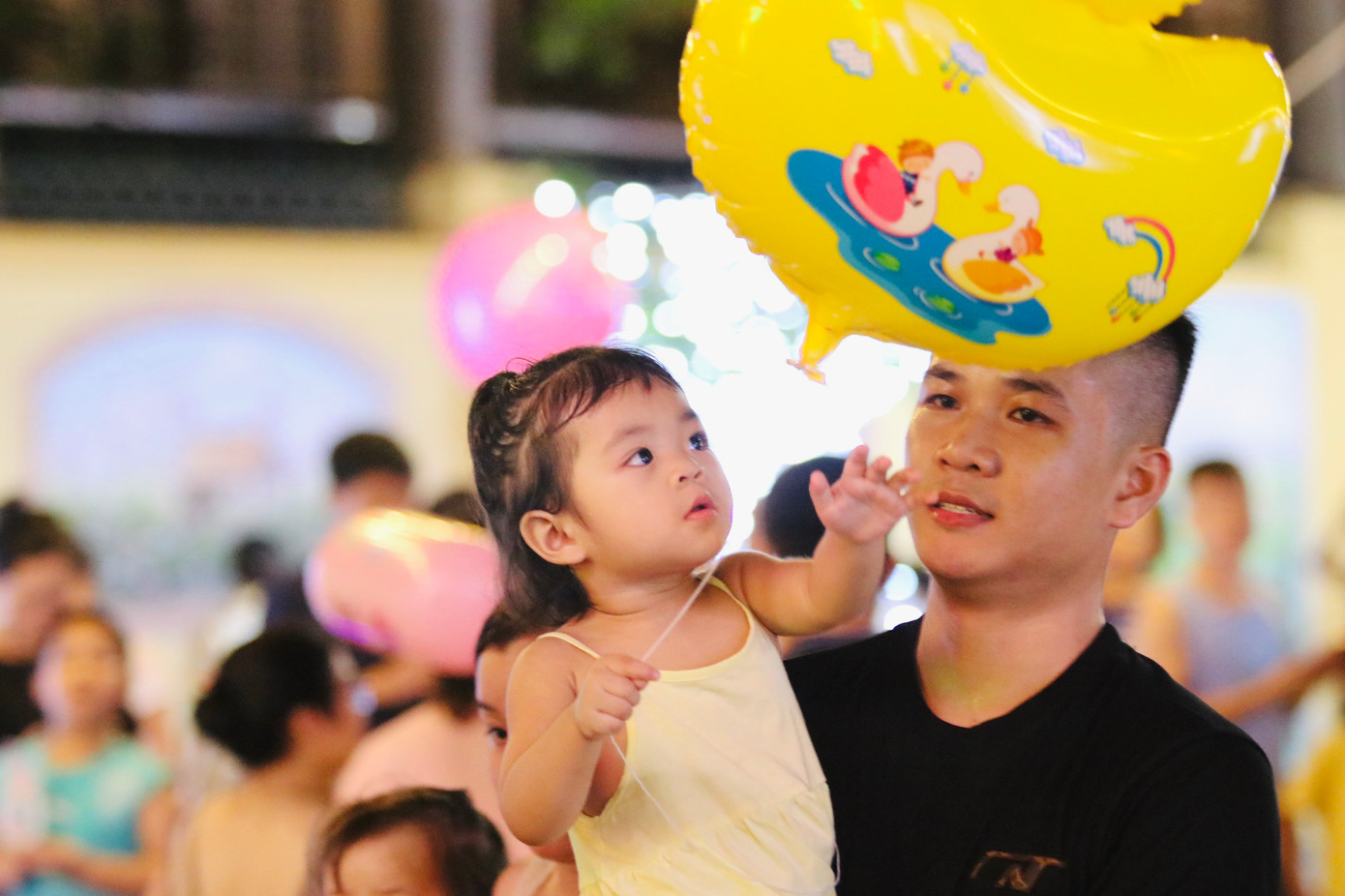 Nhiều em nhỏ được gia đình đưa xuống phố vui chơi, chiêm ngưỡng những chiếc đèn ngộ nghĩnh, sinh động.