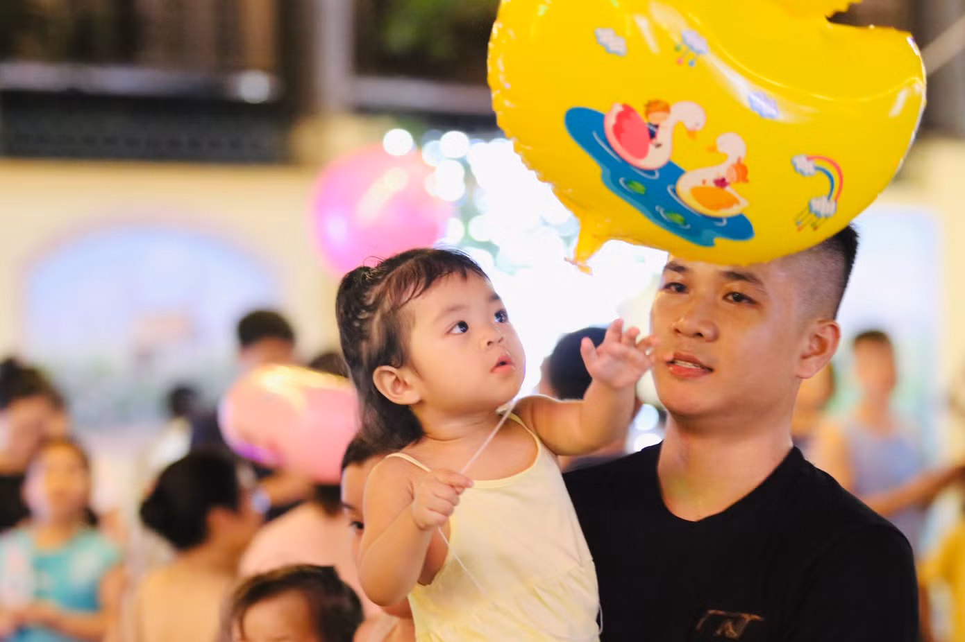 Nhiều em nhỏ được gia đình đưa xuống phố vui chơi, chiêm ngưỡng những chiếc đèn ngộ nghĩnh, sinh động.