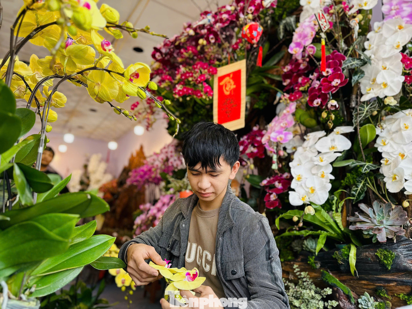 Theo thợ cắm hoa lan, để tạo nên một sản phẩm hoàn chỉnh, người thợ cần tìm chậu cây phù hợp, phác thảo ý tưởng. Sau đó đến công đoạn vào gỗ, thép tạo dáng ban đầu cho cả chậu cây. Bước cuối cùng, người thợ cần tỉ mỉ cắm các cây hoa vào vị trí phù hợp để tạo thành tác phẩm theo mong muốn.