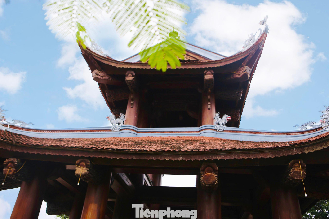 Cổng tam quan được thiết kế hai mái mang đậm nét kiến trúc cổ.