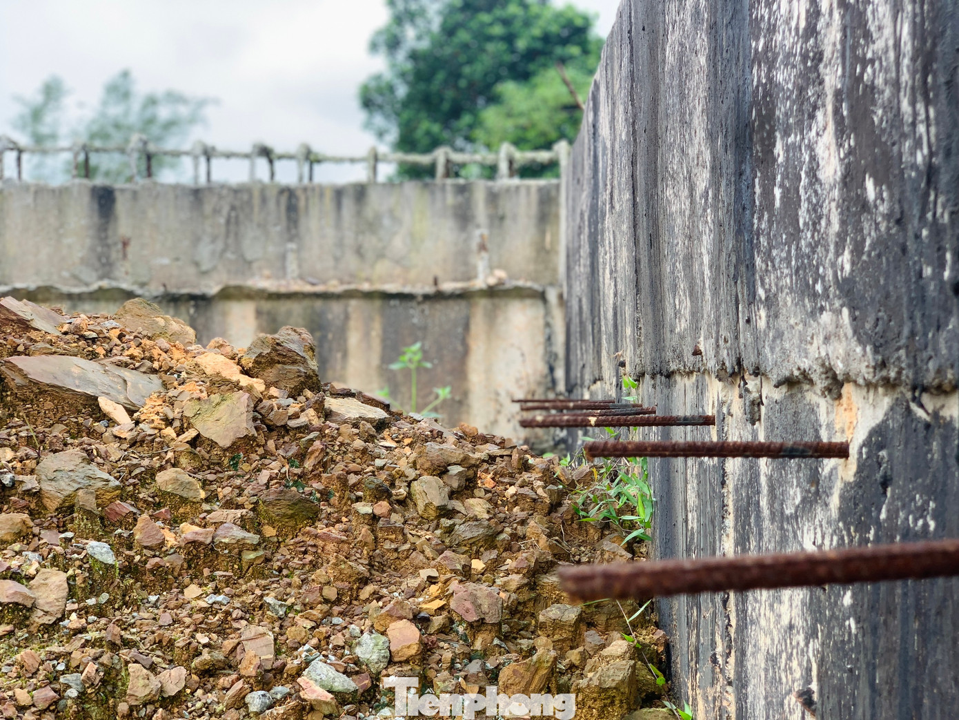 “Dự án huyện đầu tư, không có giải phóng mặt bằng. Xã chỉ thực hiện vận động hộ dân hiến đất để làm. Hiện nay huyện đã cho gia hạn thêm thời gian thực hiện dự án. Còn xã đang tiếp tục vận động hộ dân bàn giao mặt bằng để thực hiện, nhưng chưa được chấp thuận”, ông Hưng cho hay.