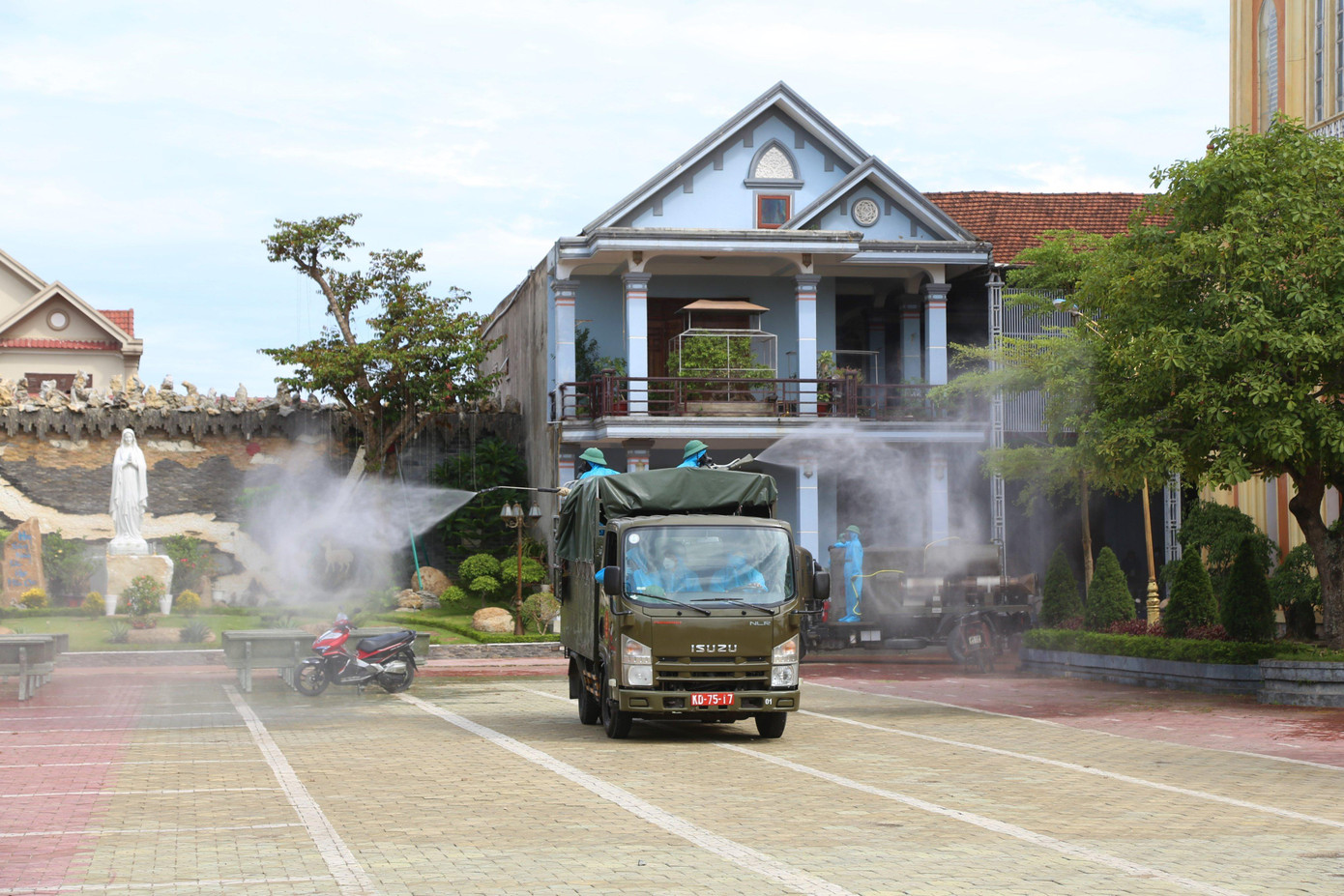 Được biết, để có thể tiến hành khử khuẩn trên khu vực xã Thạch Long và thị trấn Thạch Hà, hàng trăm kg hóa chất Cloramin đã được sử dụng.