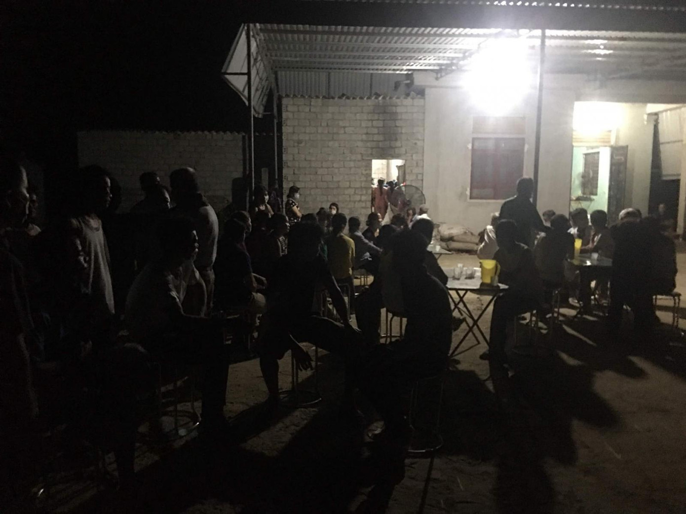 Trong đêm gia đình tổ chức lo hậu sự cho hai cháu bé. Trong đêm gia đình tổ chức lo hậu sự cho hai cháu bé.