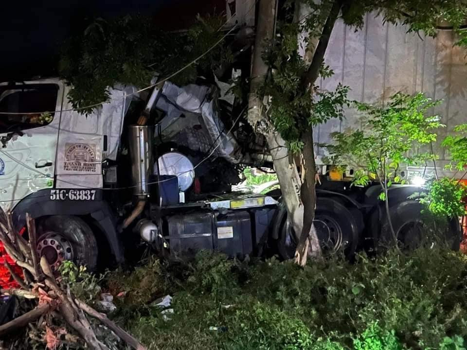 Xe container đâm vào hàng cây bên vệ đường. Xe container đâm vào hàng cây bên vệ đường.