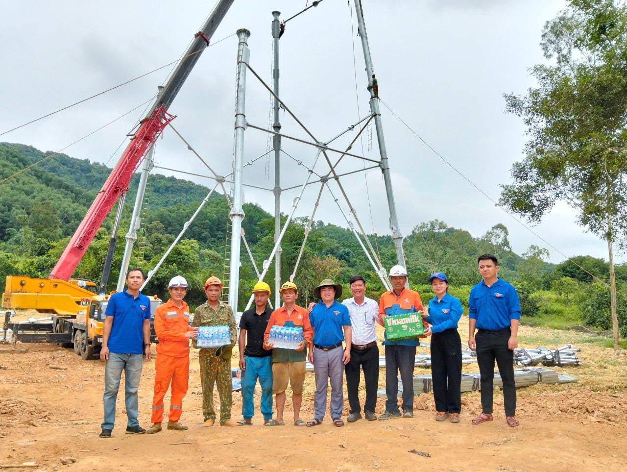 Tổ chức tặng quà, động viên các đơn vị tham gia thi công tại các vị trí. Tổ chức tặng quà, động viên các đơn vị tham gia thi công tại các vị trí.