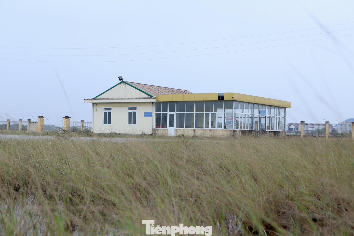 Bến xe này được xây dựng trên diện tích 5.000m2, nằm ở vị trí đắc địa, sát quốc lộ 1A, tại tổ dân phố 9, thị trấn Cẩm Xuyên, huyện Cẩm Xuyên.