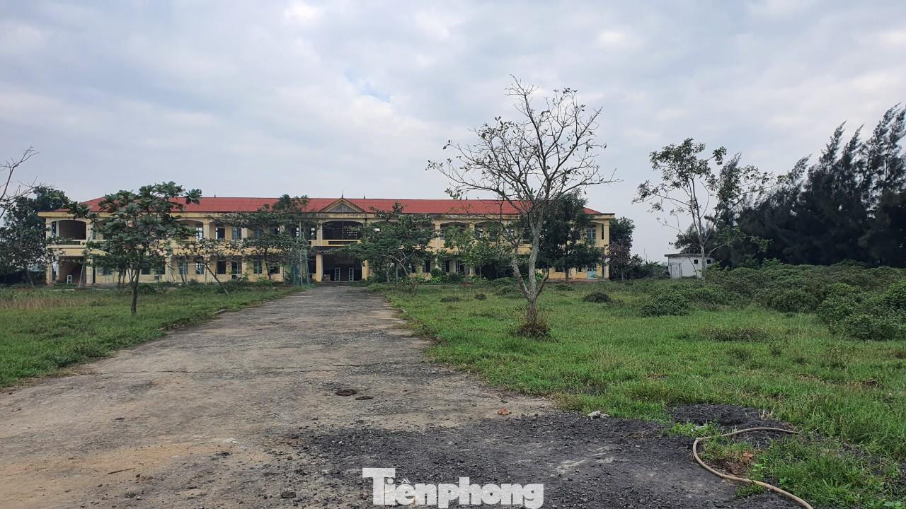 Do không được quản lý tốt nên cơ sở vật chất nhanh chóng xuống cấp. Một người dân ở gần Trường THCS Thạch Bình cho biết, trước đây, ngôi trường được đầu tư với kinh phí nhiều tỉ đồng, tuy nhiên mới đưa vào sử dụng khoảng 10 năm thì bỏ hoang do sáp nhập.