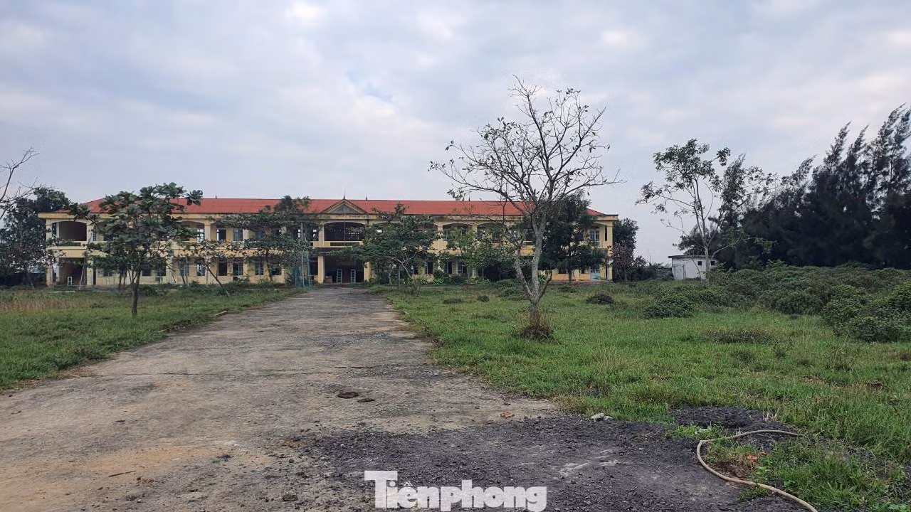 Do không được quản lý tốt nên cơ sở vật chất nhanh chóng xuống cấp. Một người dân ở gần Trường THCS Thạch Bình cho biết, trước đây, ngôi trường được đầu tư với kinh phí nhiều tỉ đồng, tuy nhiên mới đưa vào sử dụng khoảng 10 năm thì bỏ hoang do sáp nhập.