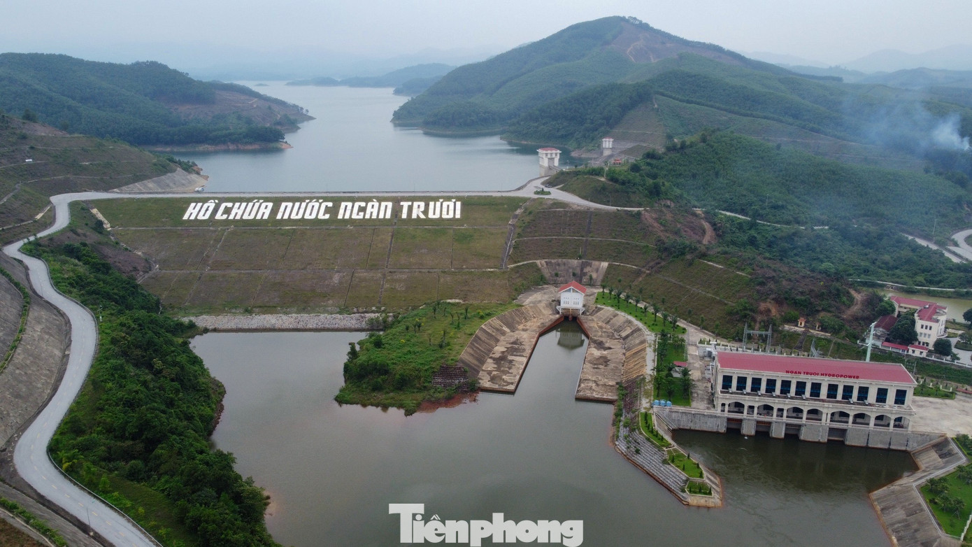 Dự án thủy lợi Ngàn Trươi - Cẩm Trang do Ban Quản lý Đầu tư và Xây dựng thủy lợi 4 (Bộ Nông nghiệp và Phát triển nông thôn) làm chủ đầu tư với tổng mức trên 7.857 tỷ đồng. Đây là công trình có đập đất cao nhất Việt Nam với chiều cao 61,8m, dung tích chứa 775 triệu m3 nước và đồng thời là đồng thời là một siêu công trình thủy lợi của miền Trung. Dự án thủy lợi Ngàn Trươi - Cẩm Trang do Ban Quản lý Đầu tư và Xây dựng thủy lợi 4 (Bộ Nông nghiệp và Phát triển nông thôn) làm chủ đầu tư với tổng mức trên 7.857 tỷ đồng. Đây là công trình có đập đất cao nhất Việt Nam với chiều cao 61,8m, dung tích chứa 775 triệu m3 nước và đồng thời là đồng thời là một siêu công trình thủy lợi của miền Trung.