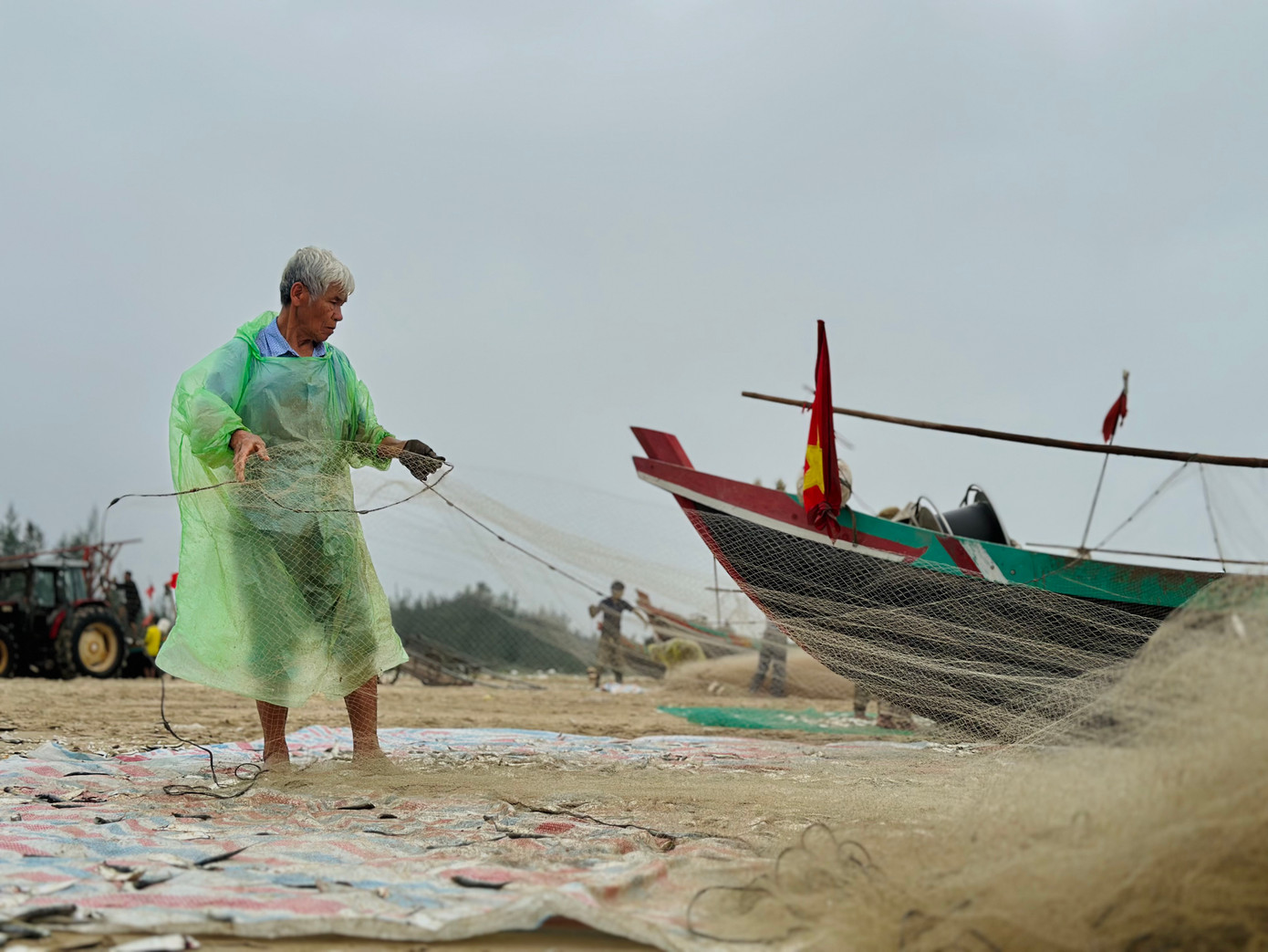 Sau mỗi chuyến ra khơi, những thùng cá trích tươi ngon được đưa vào bờ. "Vui là khi cá đánh bắt vào bờ, có tiểu thương họ đến thu mua tại chỗ. Những ngày gần đây, gia đình thu về hơn 15 triệu đồng từ đánh bắt cá", anh Nguyễn Văn Chung (trú xã Thạch Văn) cho hay.