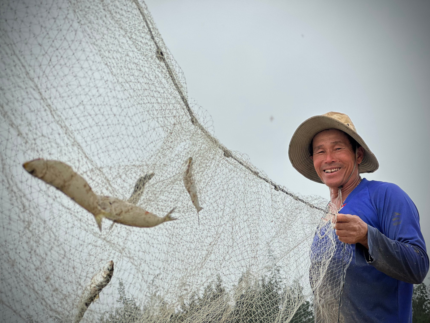 "Thuyền chúng tôi có 2 vợ chồng, cứ 4h sáng sẽ ra khơi và khoảng 9h cùng ngày sẽ vào bờ. Ngày nhiều thu về từ 7 tạ đến 1 tấn cá, còn như hôm nay đạt khoảng 2 tạ cá. Trúng đậm cá nên ngư dân chúng tôi vui lắm, ngày thu từ 3 triệu đến trên 10 triệu đồng. Nhờ được mùa cá trích mà ai nấy đều phấn khởi, yên tâm bám biển", ông Mân nói.