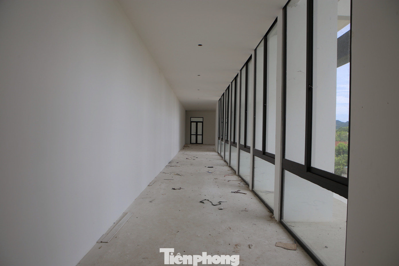 “Vì cả trung tâm lớn xây dựng để đó rất nóng ruột, qua thời gian không dùng cũng sẽ xuống cấp. Vì thế khi nhà tài trợ gặp khó khăn thì huyện đã họp bàn phương án giai đoạn 1 họ sẽ tiếp tục hoàn thiện, còn giai đoạn 2 sử dụng ngân sách huyện", lãnh đạo huyện Hương Sơn cho hay.