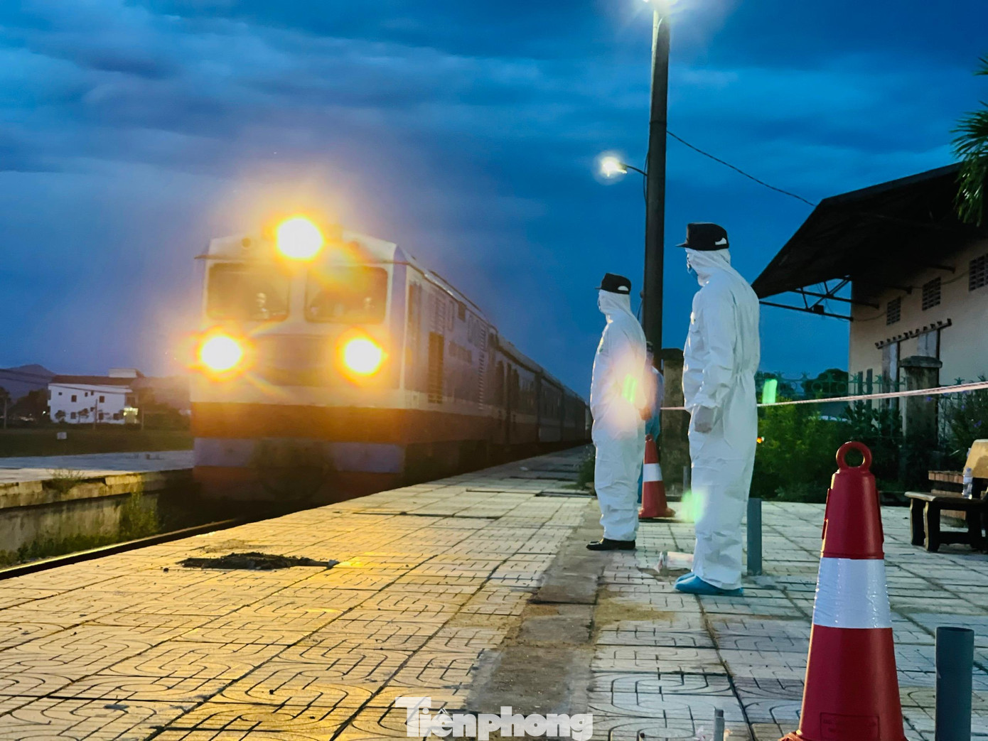 Chuyến tàu yêu thương chở hơn 800 người dân từ vùng dịch về Hà Tĩnh. Chuyến tàu yêu thương chở hơn 800 người dân từ vùng dịch về Hà Tĩnh.