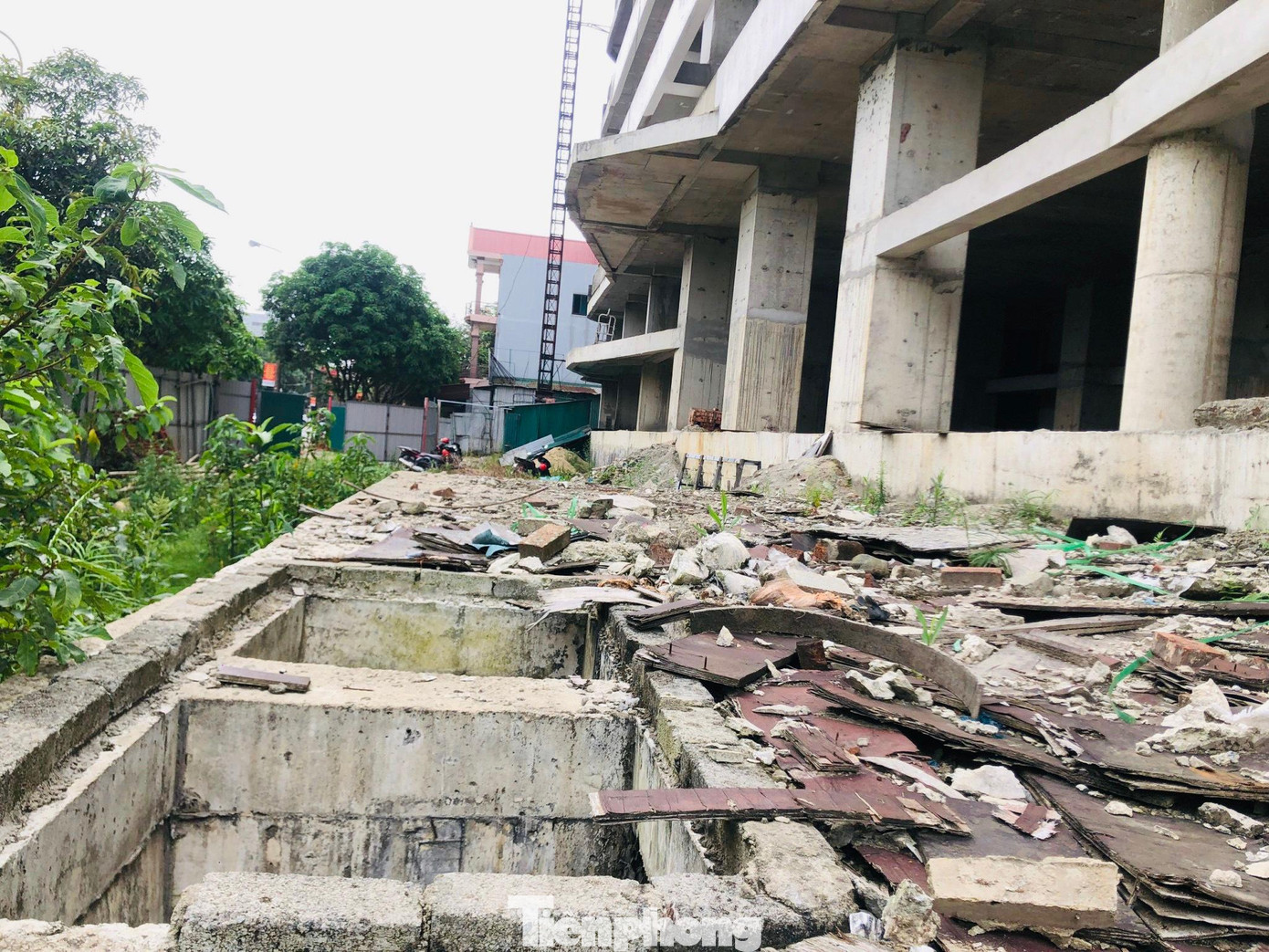 “Nguyên nhân dừng triển khai chủ đầu tư lý giải là do ảnh hưởng của dịch COVID-19 nên gặp nhiều khó khăn. Vì công trình dừng lại khoảng hai năm nay nên ảnh hưởng không những mỹ quan đô thị, môi trường mà còn sự phát triển kinh tế của địa phương. Trước đó vào mùa mưa bão năm ngoái chủ đầu tư dự án cũng bị xử phạt hàng chục triệu đồng do để rác vật liệu xây dựng tồn đọng, làm ảnh hưởng đến mương thoát nước đô thị”, ông Toản cho biết.