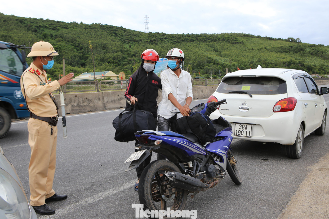 Mỗi ngày tại điểm chốt cửa ngõ phía Nam (Hà Tĩnh) có từ 600 - 800 công dân đi từ TP Hồ Chí Minh, Bình Dương, Đồng Nai… di chuyển bằng xe máy, ô tô cá nhân để về quê.