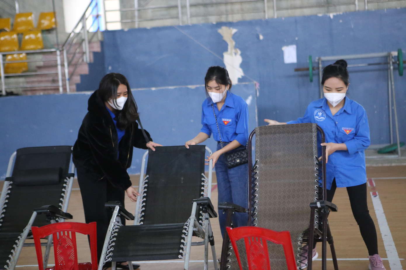 Từ chiều nay (22/1), các bạn tình nguyện viên đến hỗ trợ sắp xếp cho ngày hội hiến máu.