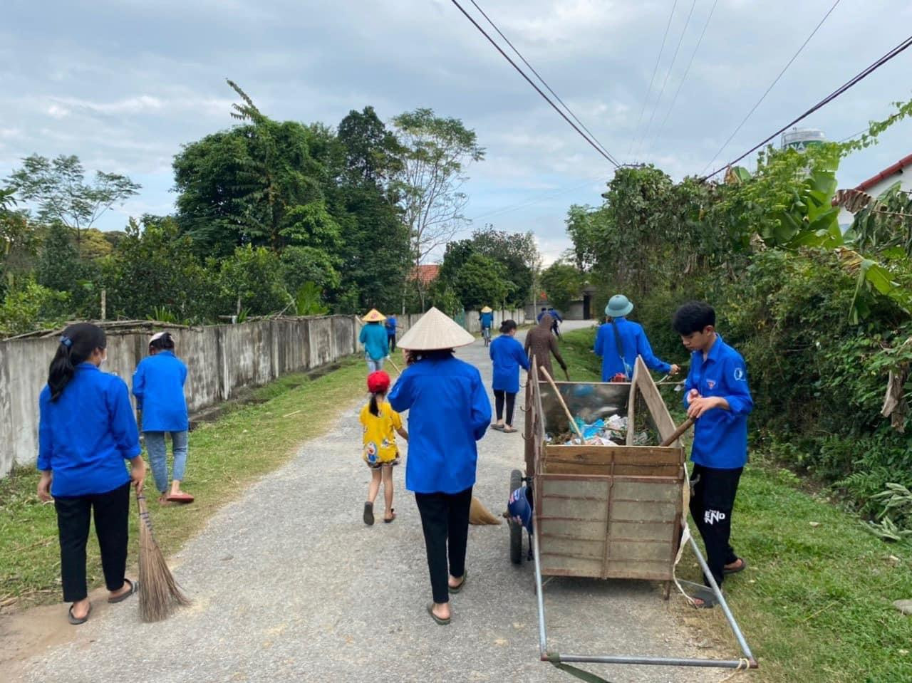 Các đoàn viên thanh niên ra quân dọn dẹp vệ sinh đường làng, ngõ xóm.