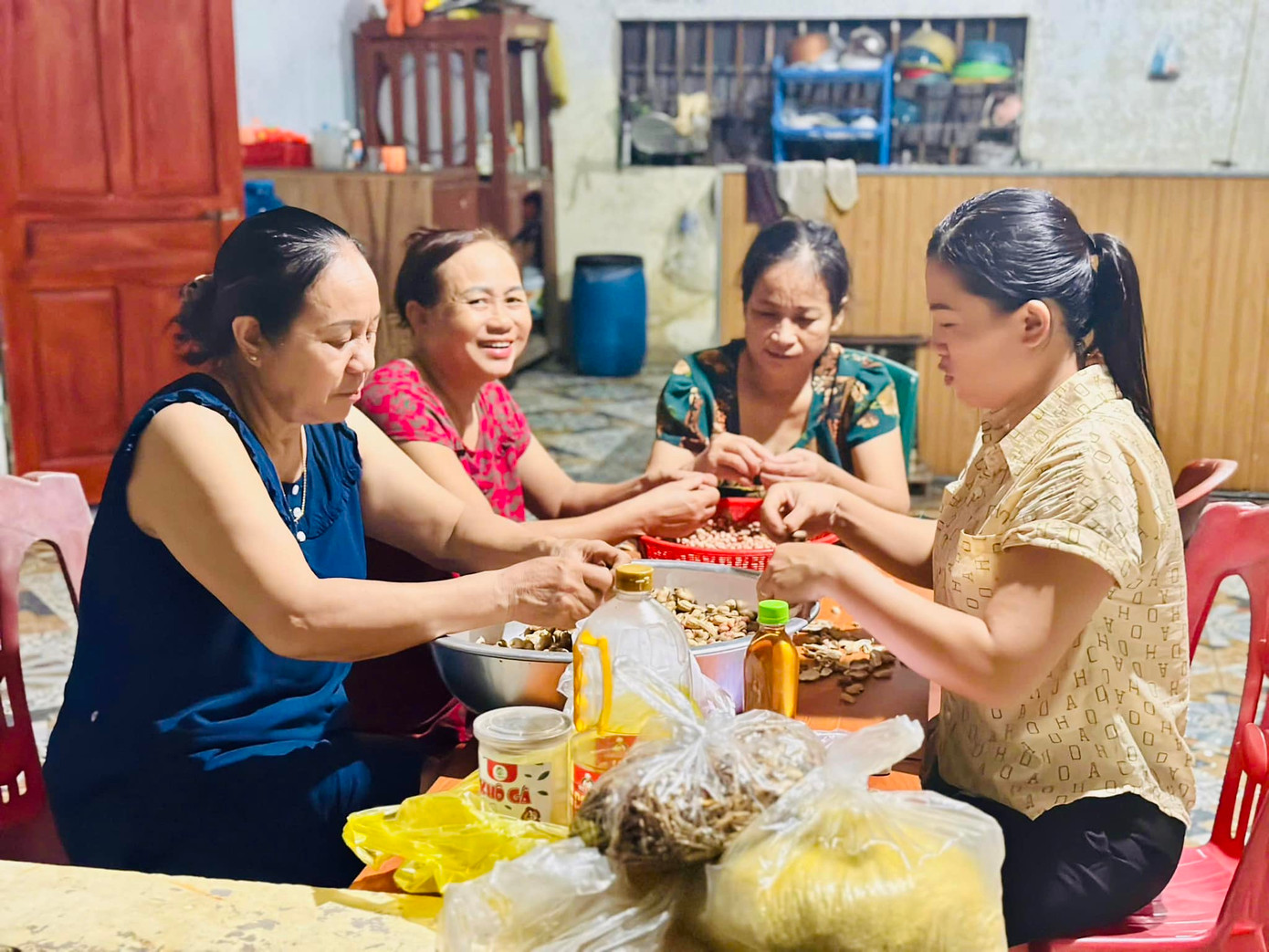 Người dân ở xã Thạch Khê (huyện Thạch Hà, tỉnh Hà Tĩnh) tự tay làm những hũ cá khô, tép rim tỏi gửi ra hỗ trợ vùng lũ miền Bắc.