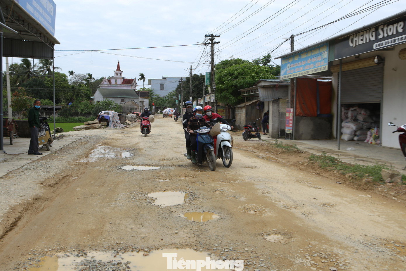 “Việc thi công dang dở không chỉ tiềm ẩn nguy cơ mất an toàn giao thông cho giáo viên, học sinh mà còn ảnh hưởng đến cảnh quan xung quanh trường”, ông Nguyễn Hồng Hải - Hiệu trưởng Trường THPT Nguyễn Văn Trỗi chia sẻ. Một số điểm tại đoạn đường đất đá lởm chởm, chưa được san bằng, thu dọn.
