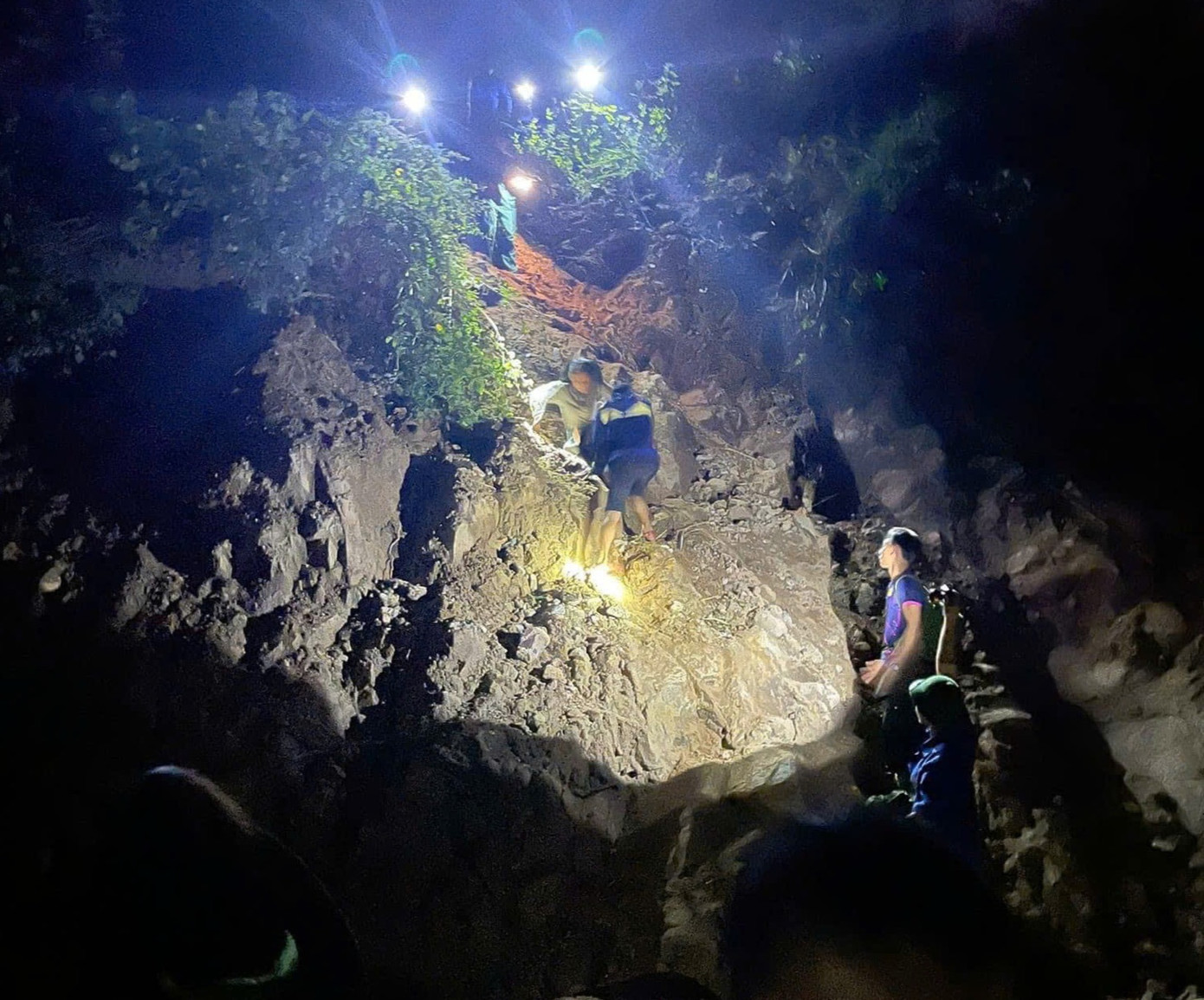 Những bạn trẻ tham gia tình nguyện rời bản khi trời tối mịt, cung đường trở nên nguy hiểm hơn.