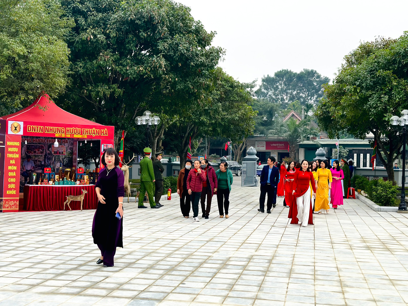 Cùng với dâng hoa, thắp hương tưởng nhớ Đại danh y Lê Hữu Trác, du khách thập phương còn được mua sắm, thưởng thức các đặc sản, sản phẩm Ocop của huyện Hương Sơn với 13 gian hàng được trưng bày dưới chân núi Minh Tự.