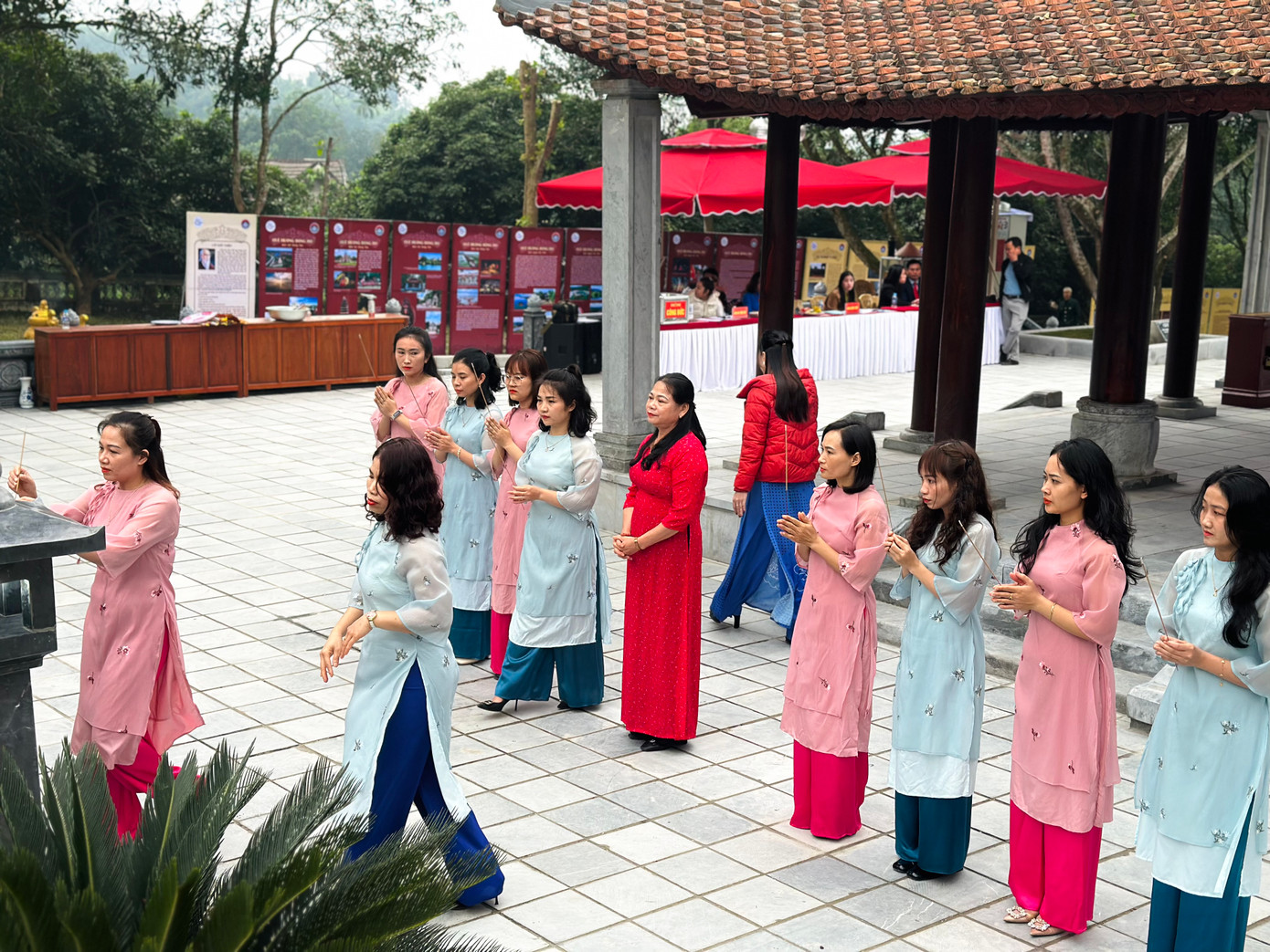 Sáng 26/12, tại mộ và khu lưu niệm Hải Thượng Lãn Ông Lê Hữu Trác (huyện Hương Sơn, Hà Tĩnh) có rất đông người đến thắp hương, bày tỏ lòng tri ân, tưởng nhớ nhân dịp kỷ niệm 300 năm Ngày sinh của đại danh y.