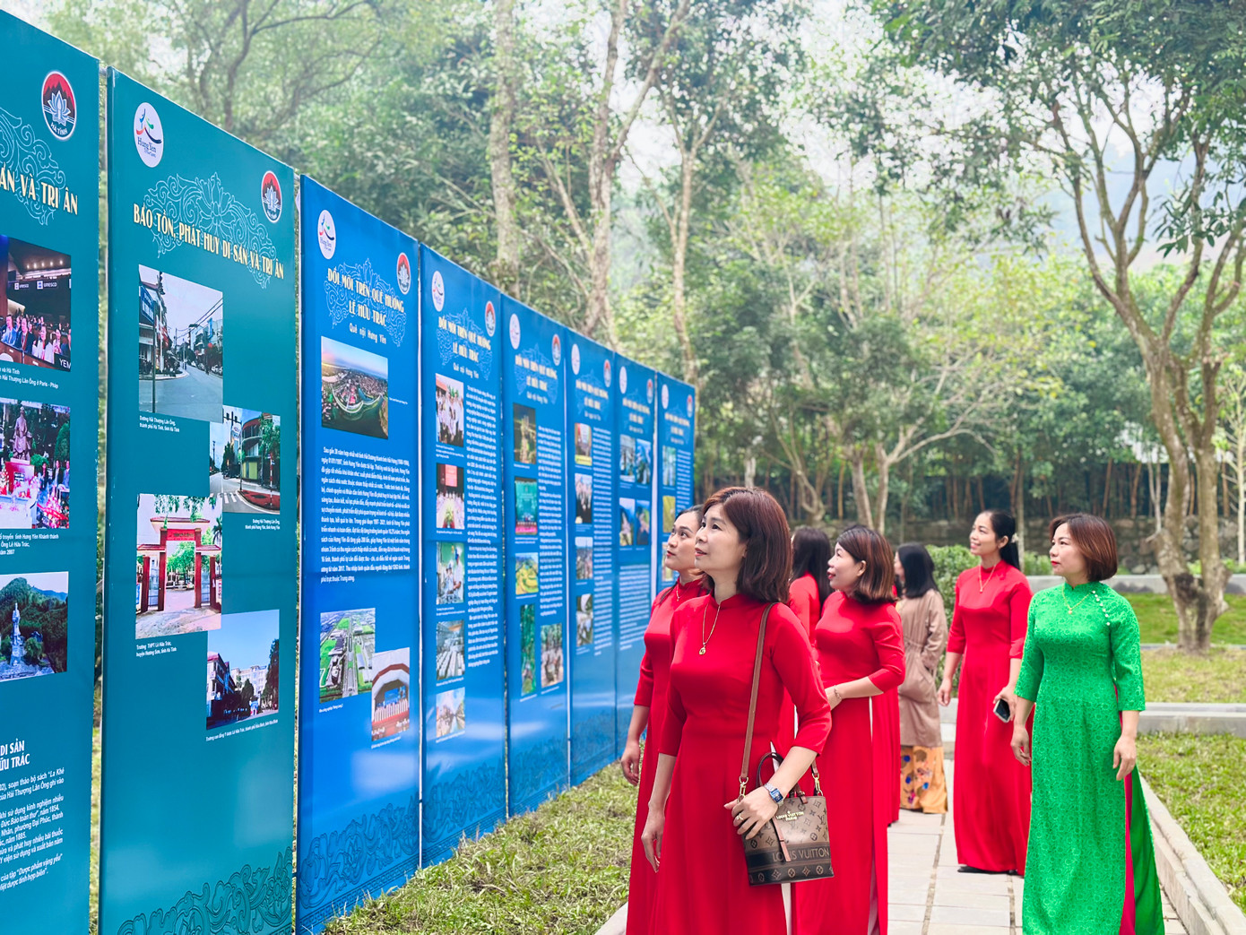 Những tư liệu này được trưng bày tại khuôn viên khu mộ Hải Thượng Lãn Ông Lê Hữu Trác để phục vụ du khách đến tham quan, dâng hương.