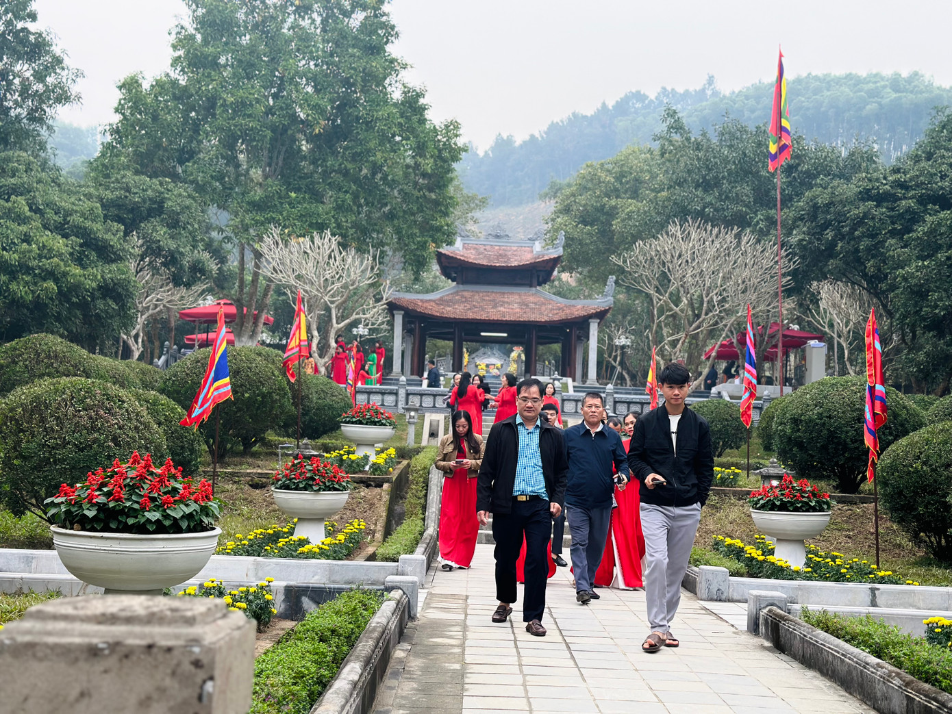 Hàng trăm lượt đoàn khách và hàng chục ngàn người dân đã đến dâng hoa, thắp hương, tưởng nhớ Đại danh y Hải Thượng Lãn Ông Lê Hữu Trác tại khu mộ xã Sơn Trung.
