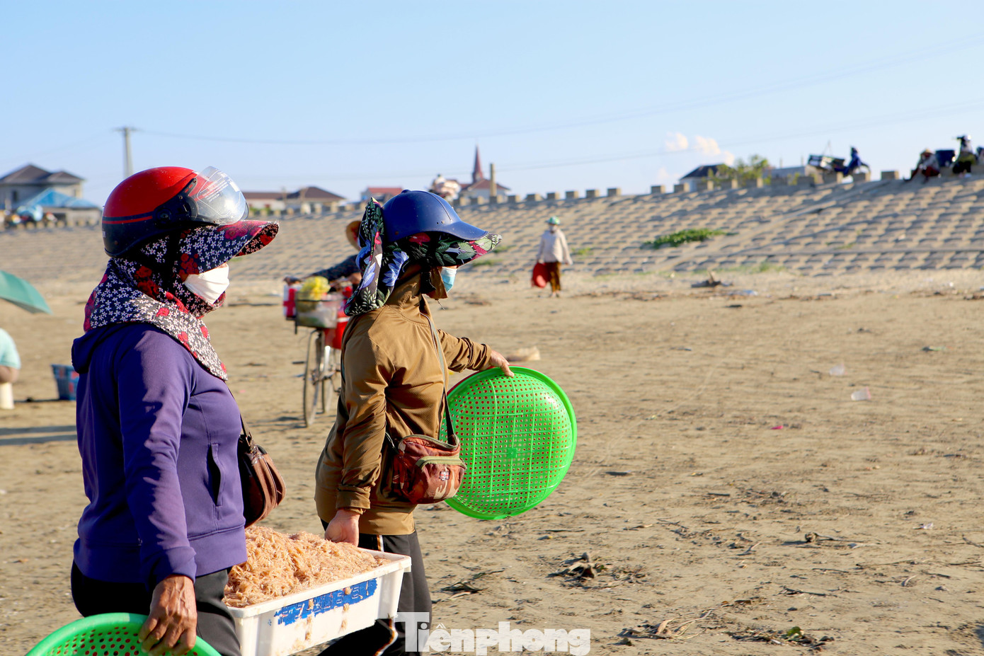 Ruốc được thương lái tới mua ngay tại bờ biển với giá khoảng 10 ngàn đồng/1kg, còn nếu ngư dân chở vào các xã ở phía trong thì bán sẽ được giá hơn, khoảng 15 ngàn đồng/1kg, giá cao hay thấp còn tùy vào độ tươi và chất lượng con ruốc.