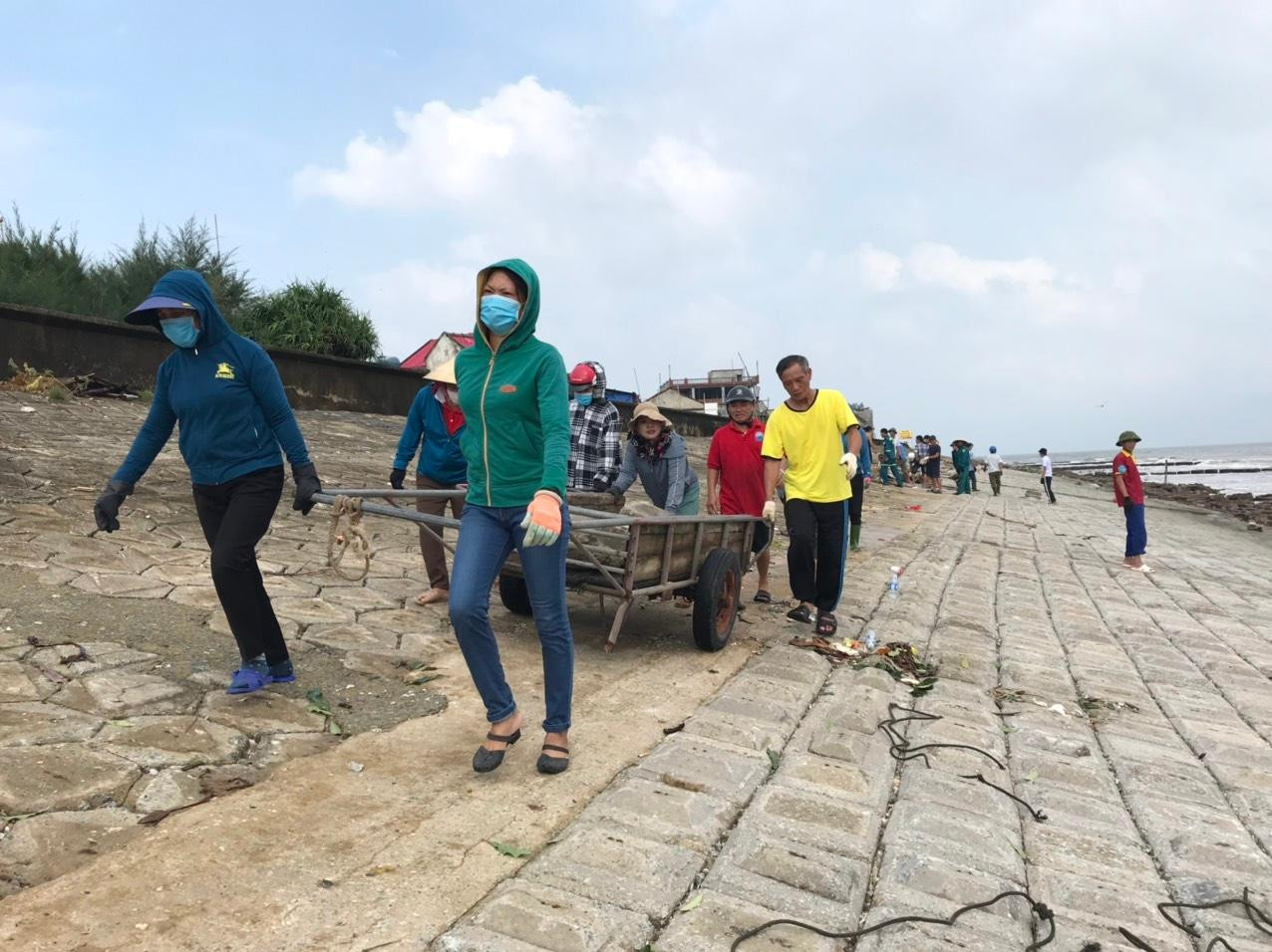 Người dân sử dụng những chiếc xe kéo để chở đá đến những vị trí hư hỏng để gia cố lại.