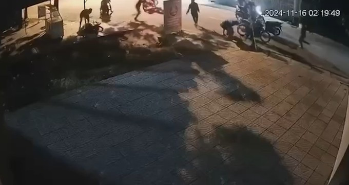 Nhóm thanh niên dùng vỏ chai, kiếm giải quyết mâu thuẫn.