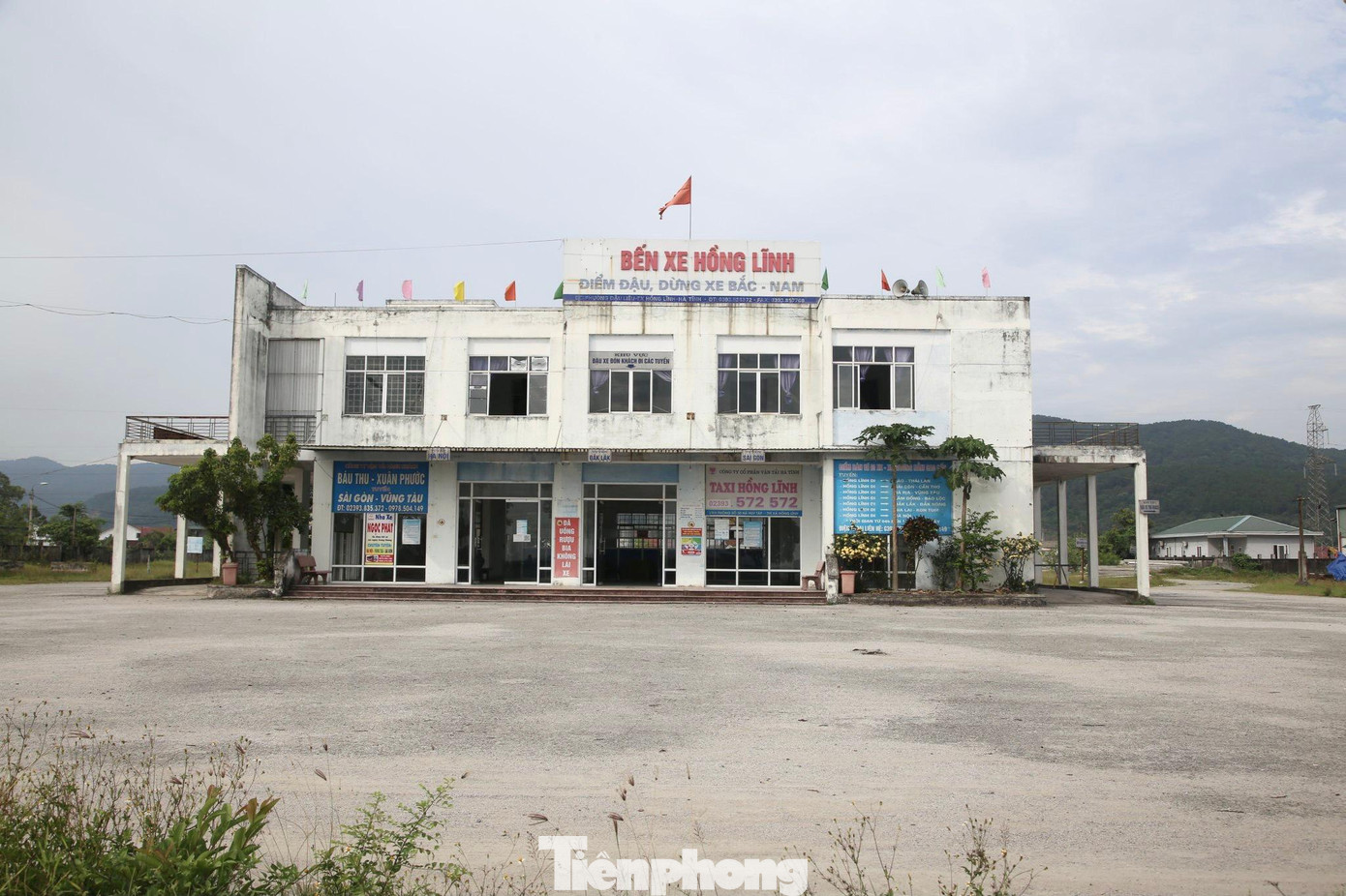 “Hiện nay mỗi ngày có 2-3 xe ra vào, cũng có ngày không có xe nào. Thực tế nguyên nhân là do khách ở Hồng Lĩnh không có, nhiều điểm bán vé xe liên tỉnh đặt ở ngoài đường, phần nữa vì có đường tránh nên người dân họ thường bắt dọc đường mà không vào bến để mua vé. Lâu nay hoạt động cầm chừng như vậy, nhân viên đến làm nhưng không có việc, chủ yếu trông coi bảo vệ tài sản ở đây thôi”, một nữ nhân viên làm việc tại bến xe Hồng Lĩnh cho biết.