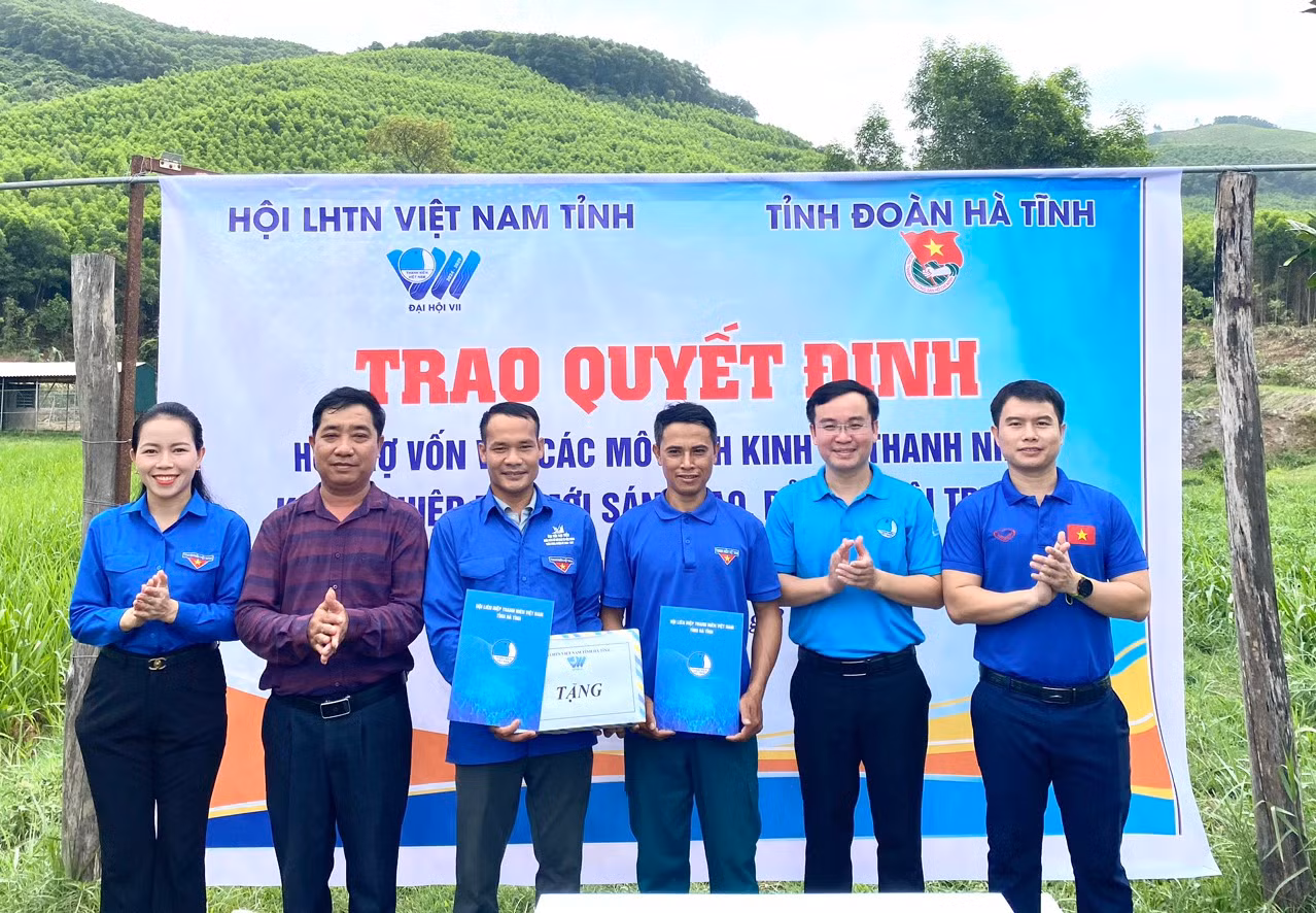Anh Nguyễn Hoài Nam - Phó Bí thư Tỉnh Đoàn, Chủ tịch Hội LHTN Việt Nam tỉnh trao hỗ trợ 2 mô hình tại Cẩm Xuyên.