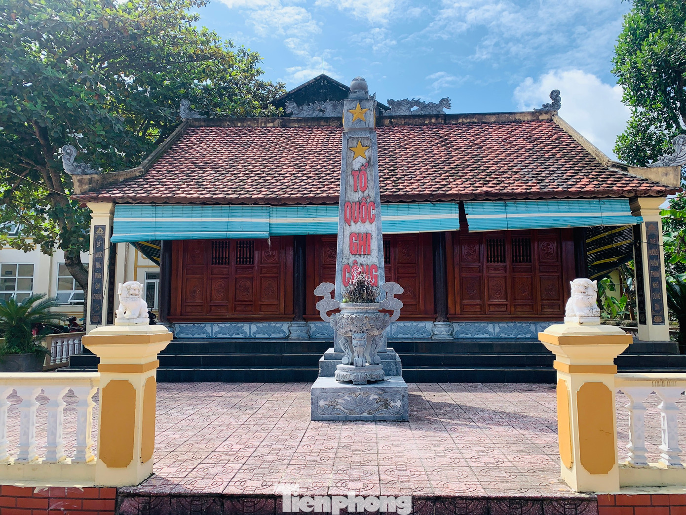 Ngôi nhà gỗ này hiện nằm trong khuôn viên trụ sở UBND xã Sơn Bằng.