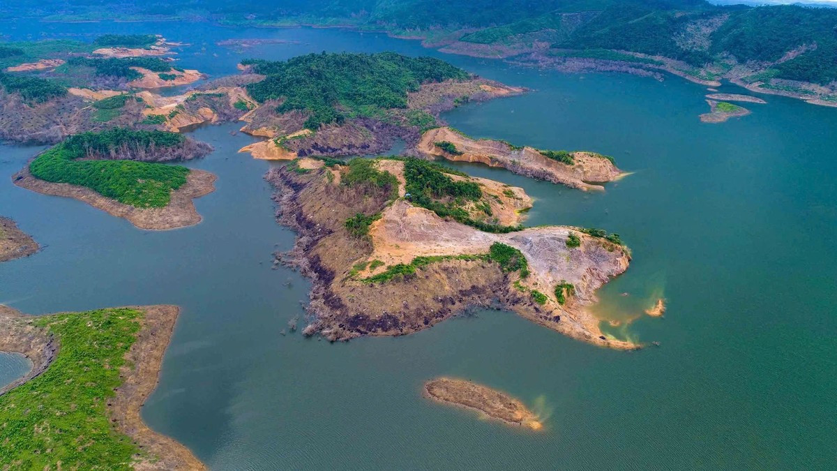 Vườn Quốc gia Vũ Quang sở hữu mạng lưới núi non, thung lũng và sông suối đan xen. Vườn Quốc gia Vũ Quang sở hữu mạng lưới núi non, thung lũng và sông suối đan xen.