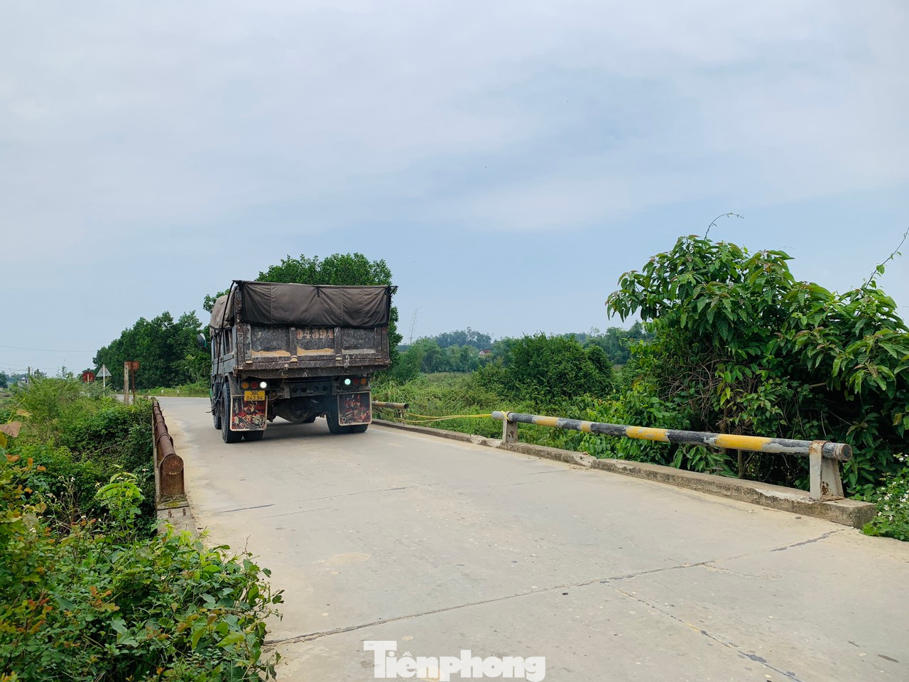 Phương tiện lưu thông qua khu vực này rất nhiều. Phương tiện lưu thông qua khu vực này rất nhiều.