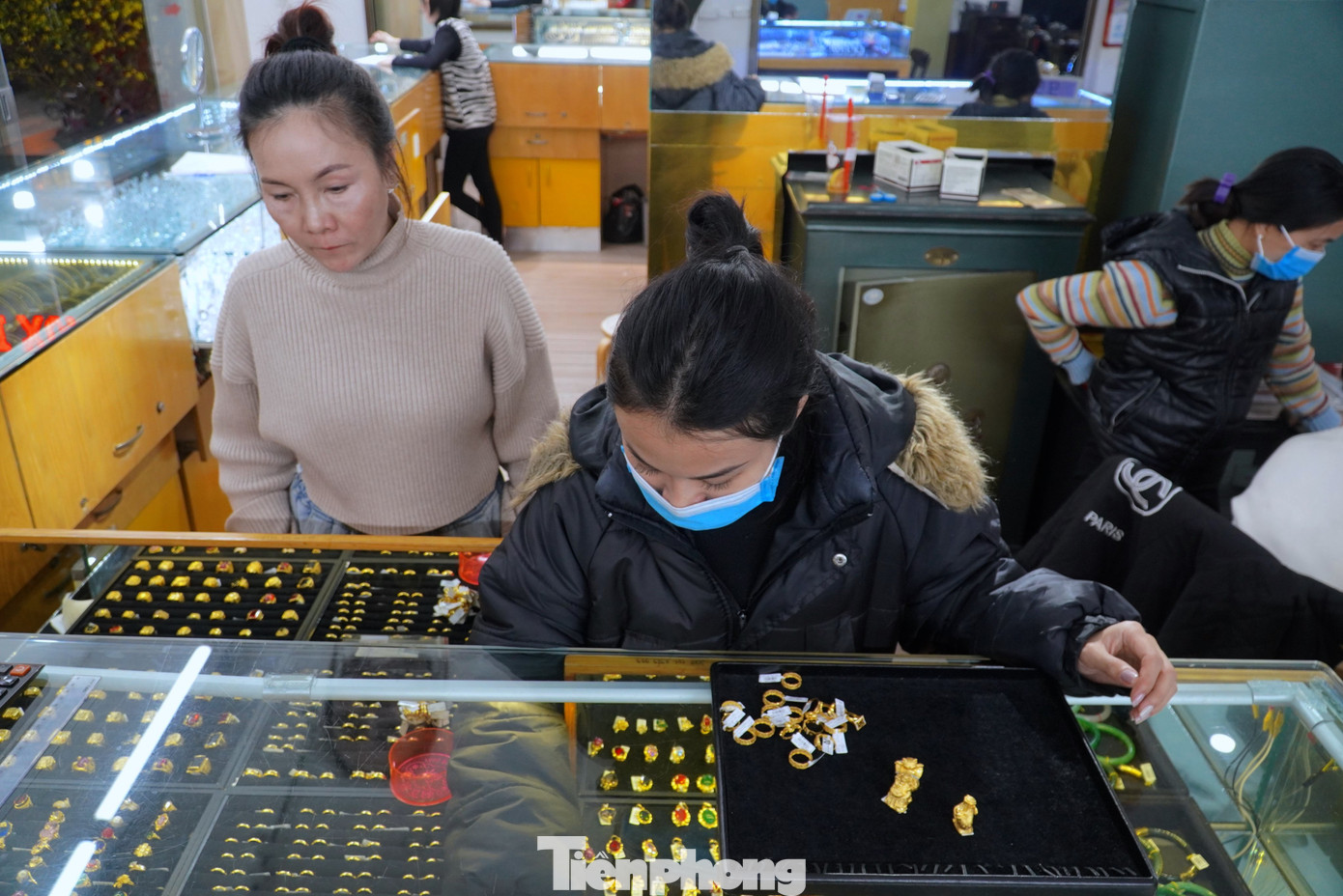 Theo chị Bùi Diệu Huyền - chủ cửa hàng vàng Mai Xuân (đường Nguyễn Công Trứ, thành phố Hà Tĩnh), từ ngày mùng 6 Tết đến nay nhiều người đã đến mua và đặt cọc tiền mua vàng, trang sức cho ngày vía Thần tài.