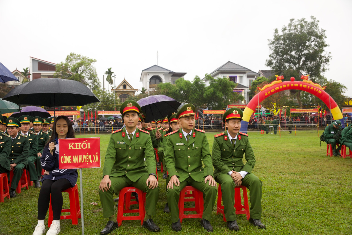 Nhiều người thân có mặt tiễn chân con em lên đường làm nhiệm vụ, lực lượng chức năng được huy động để đảm bảo an ninh, an toàn cho lễ giao nhận quân.