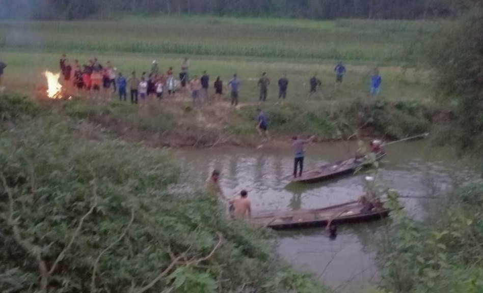 Ngành chức năng huy động phương tiện hỗ trợ tìm kiếm hai cháu bé. Ngành chức năng huy động phương tiện hỗ trợ tìm kiếm hai cháu bé.