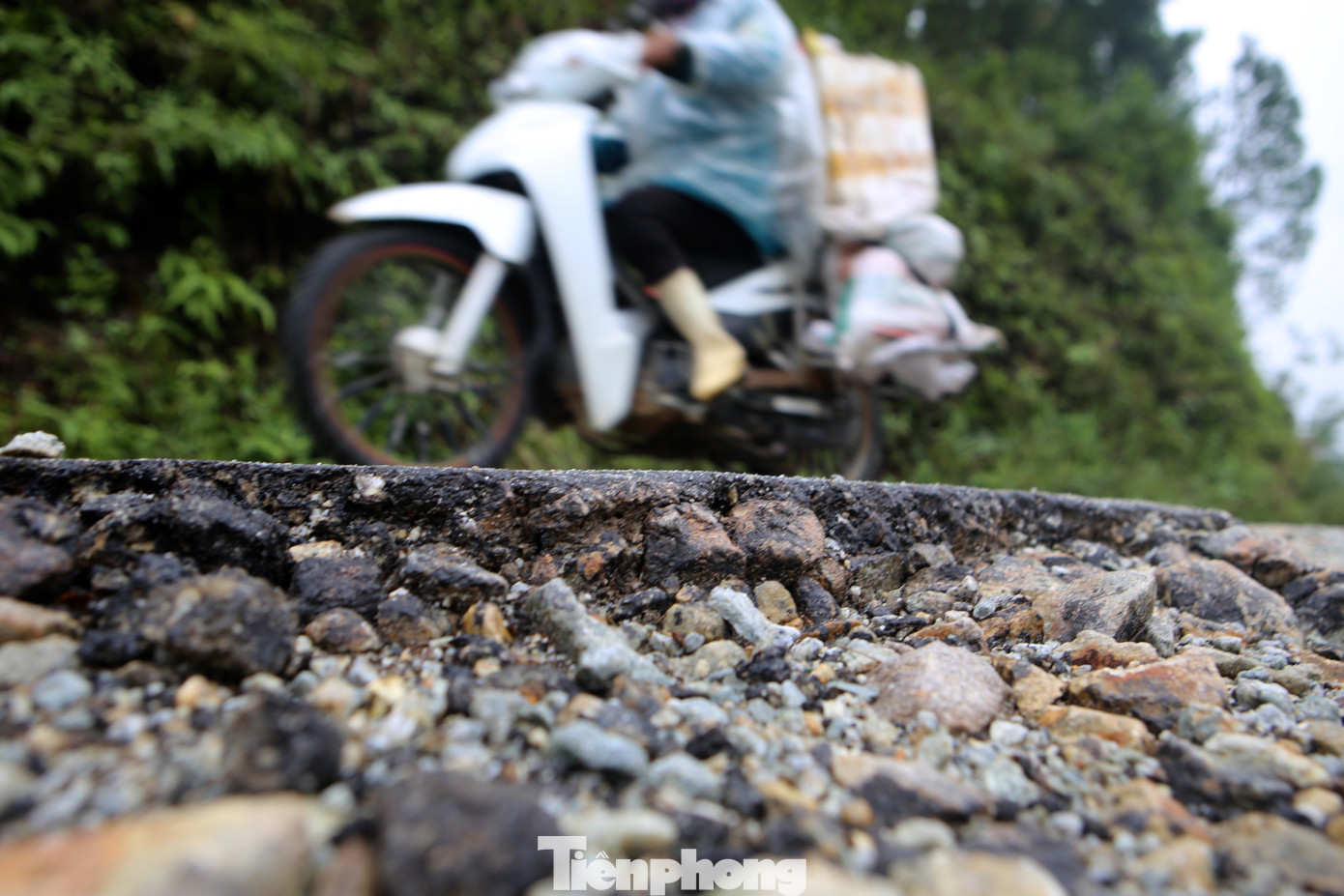 Xe chạy ầm ầm khiến người dân nơi đây rất bất an. Mặt đường lồi lõm, xuất hiện "ổ voi" khiến việc lưu thông của người dân bị ảnh hưởng, nhất là những thời điểm học sinh đi học về.