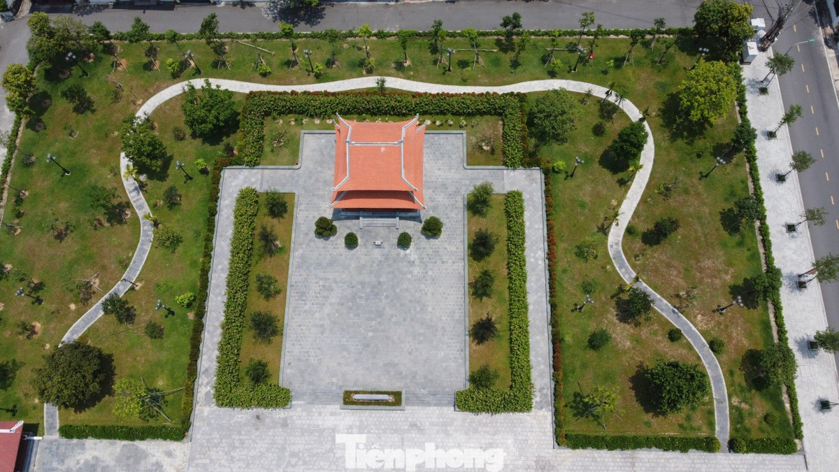 Thành cổ xưa giờ đây trở thành trung tâm hành chính của tỉnh Hà Tĩnh. Trong ảnh là khuôn viên rộng hàng nghìn m2 tại Khu lưu niệm Chủ tịch Hồ Chí Minh về thăm Hà Tĩnh, trên đường Nguyễn Tất Thành, phường Tân Giang, thời mới lập tỉnh là nơi đặt Lĩnh binh (cơ quan quân sự), Án sát (tòa án)...