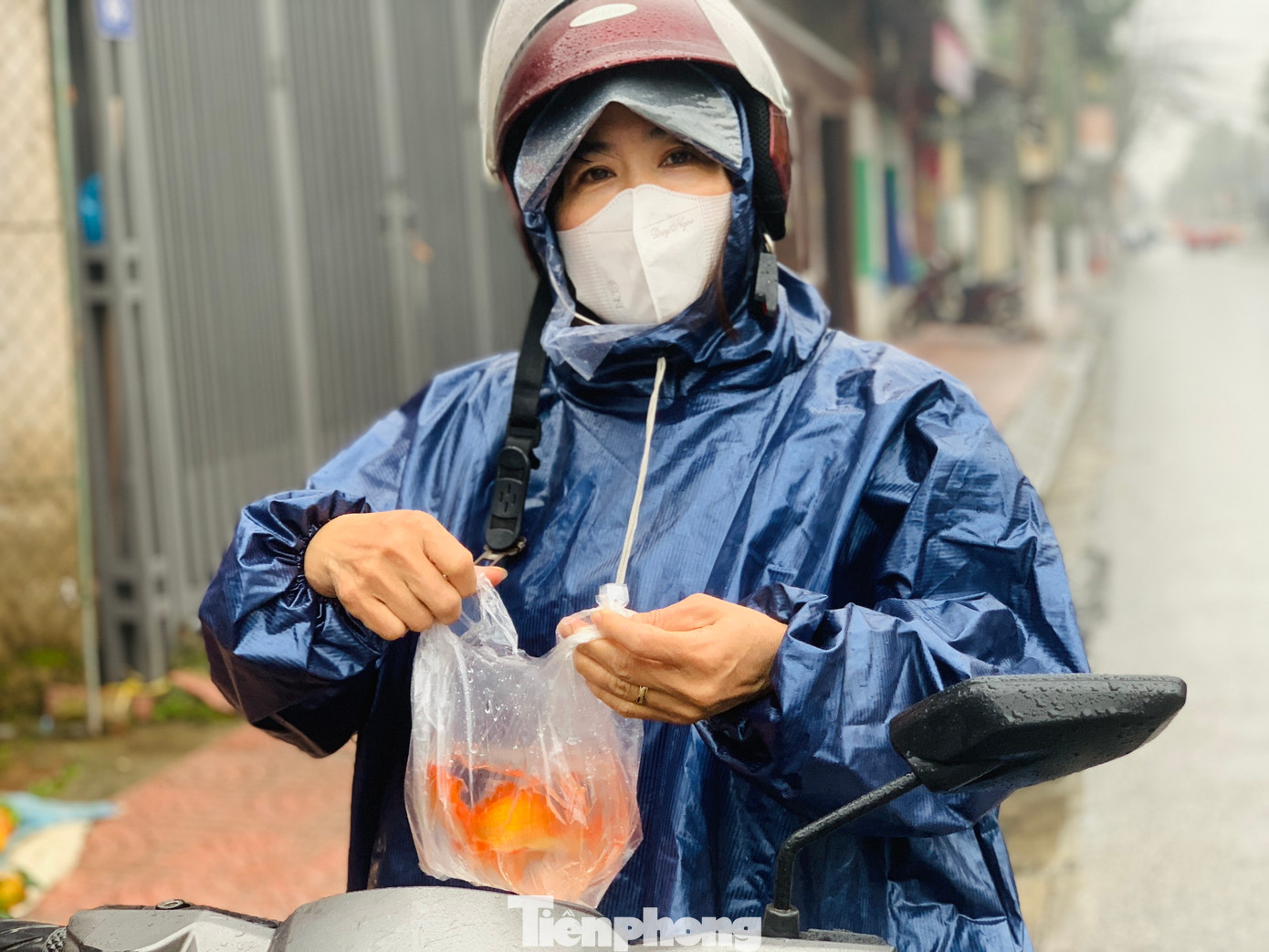 Theo dân gian, cá chép là phương tiện duy nhất có thể đưa Táo Quân về trời. Bởi thế, vào ngày này, sau khi làm lễ xong, các gia đình đều cúng con cá chép rồi đem ra sông hay ra ao thả, ngụ ý “cá hóa long”, nghĩa là cá sẽ hóa rồng, vượt vũ môn, làm phương tiện cho Táo Quân cưỡi về trời.