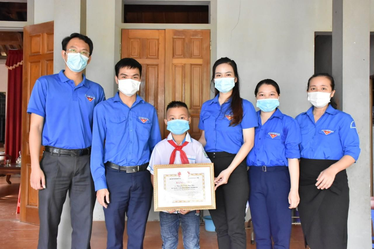Em Đức nhận bằng khen của Ban chấp hành đoàn thanh niên Hà Tĩnh. Em Đức nhận bằng khen của Ban chấp hành đoàn thanh niên Hà Tĩnh.