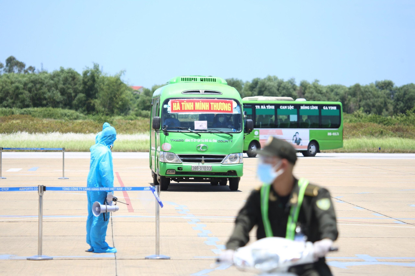 Các xe đưa đón hành khách về khu cách ly cũng nhanh chóng tiến vào sân bay để đón công dân về cách ly tập trung tại khu cách ly KTX Trường Đại học Hà Tĩnh. Các xe đưa đón hành khách về khu cách ly cũng nhanh chóng tiến vào sân bay để đón công dân về cách ly tập trung tại khu cách ly KTX Trường Đại học Hà Tĩnh.