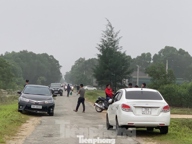 Hình ảnh môi giới đổ về vùng quê Thạch Văn tạo ra cơn "sốt ảo" đất trong thời gian ngắn vào năm 2022.