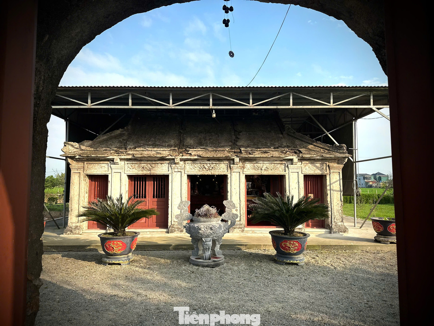 Được xây dựng khoảng 200 năm về trước, ngôi đền trở thành một nơi thờ tự linh thiêng, gắn liền với đời sống tâm linh của người dân địa phương. Được xây dựng khoảng 200 năm về trước, ngôi đền trở thành một nơi thờ tự linh thiêng, gắn liền với đời sống tâm linh của người dân địa phương.